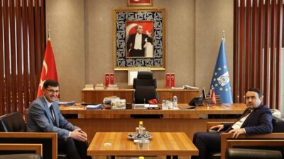 Kütahya Valisi Musa Işın, Kütahya Belediye Başkanı Eyüp Kahveci’yi makamında