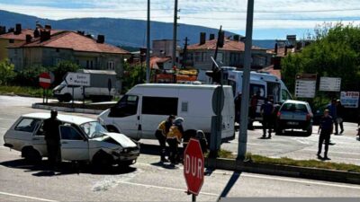 Kütahya’nın Domaniç ilçesinde iki aracın çarpışması sonucu meydana gelen trafik