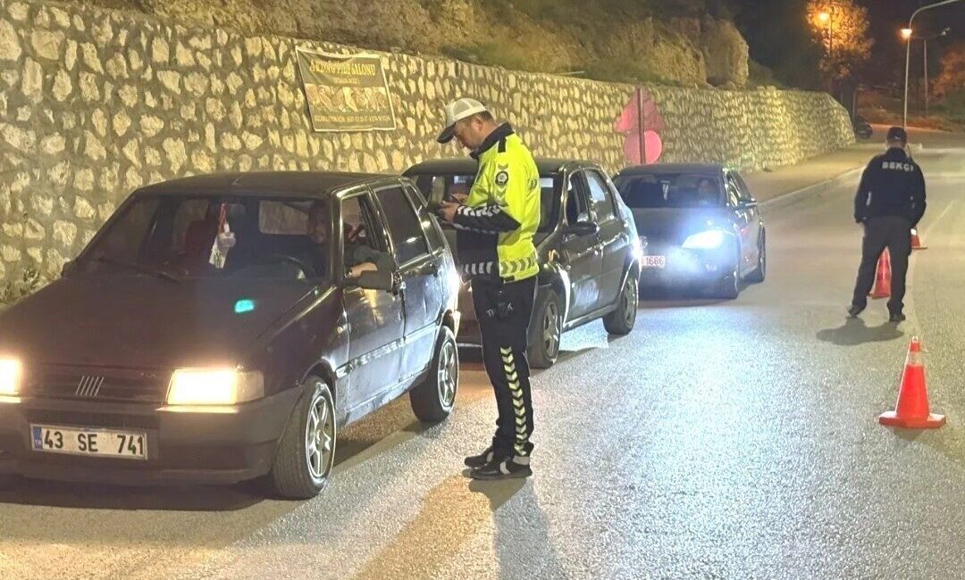 Emet İlçe Emniyet Müdürlüğü trafik ekiplerince ilçe genelinde denetimlerin devam