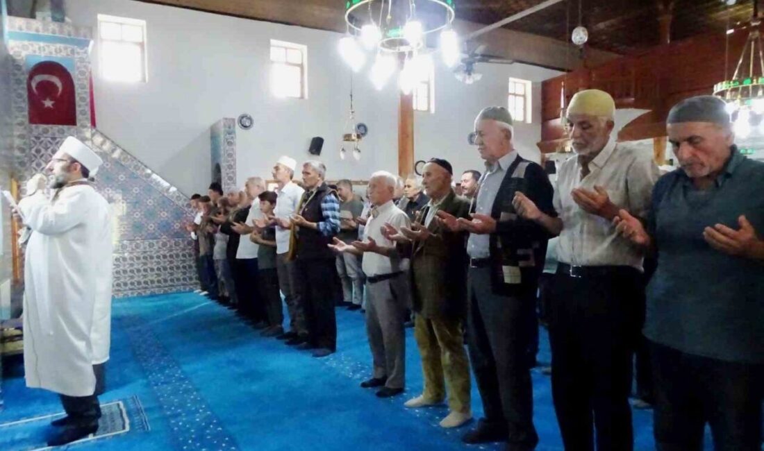 Kütahya’nın Emet ilçesine bağlı Yeniceköy’de vatandaşlar geleneksel yağmur duasında bir