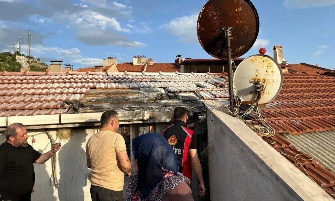 Kütahya’nın Emet ilçesinde bir evin çatısında çıkan yangın itfaiye ekiplerince