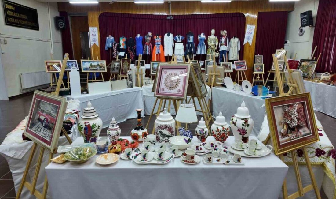 Kütahya’nın Gediz ilçesinde, Halk Eğitim Merkezi’nin yıl sonu karma sergisi,