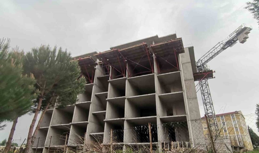 Kütahya’nın Gediz ilçesinde yapımına başlanan 5. etap TOKİ konutlarında çalışmalar