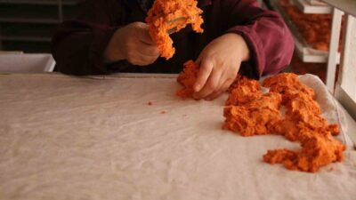 Geleneksel tarhana üretimiyle öne çıkan Gediz, sağlıklı beslenme bilincinin artması