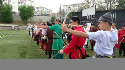Geleneksel Türk sporlarından biri olan okçuluk, Kütahya’da genç sporcuları bir