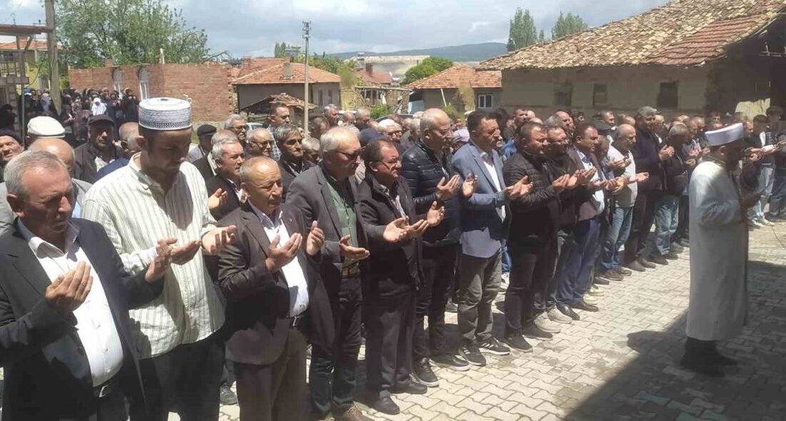 Kütahya’nın Hisarcık ilçesi Aşağı Yoncaağaç köyünde muhtarlık tarafından düzenlenen hayır