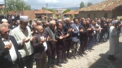 Kütahya’nın Hisarcık ilçesi Aşağı Yoncaağaç köyünde muhtarlık tarafından düzenlenen hayır