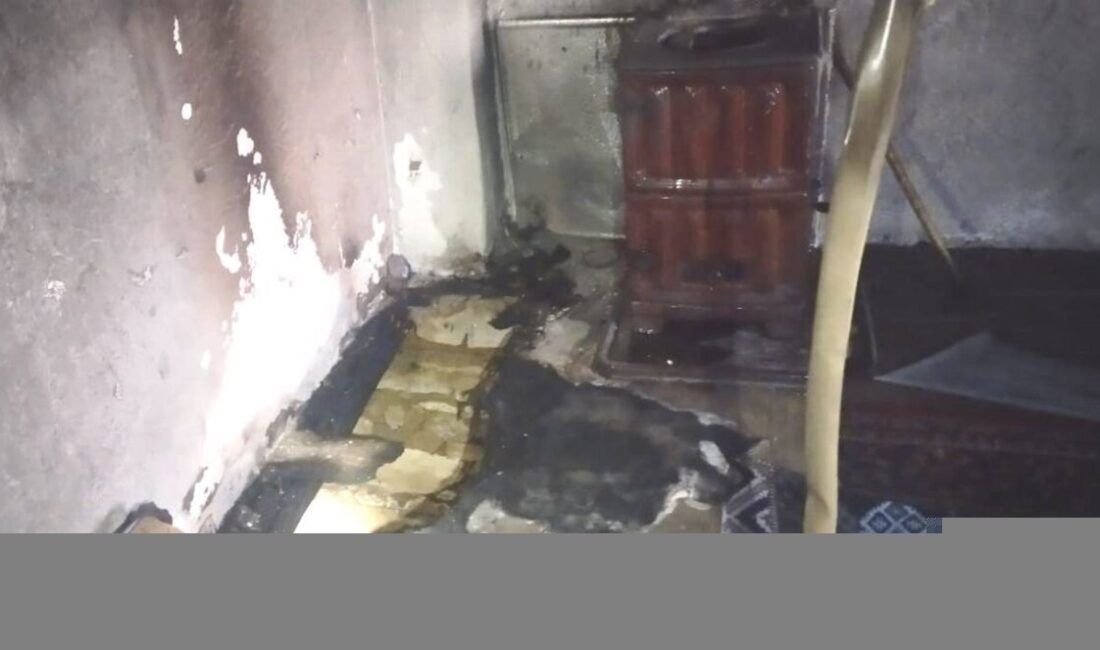 Kütahya’nın Hisarcık ilçesindeki bir ahşap evde çıkan yangında 87 yaşındaki