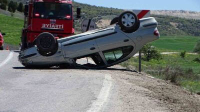 Kütahya’nın Hisarcık ilçesinde sürücüsünün direksiyon hakimiyetini kaybettiği aracın takla atması