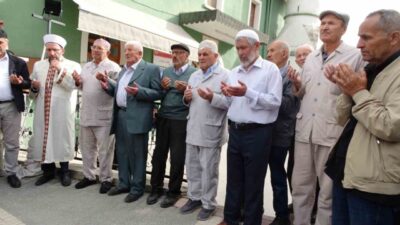 Kütahya’nın Hisarcık ilçesinde 19 hacı adayı dualarla kutsal topraklara uğurlandı.