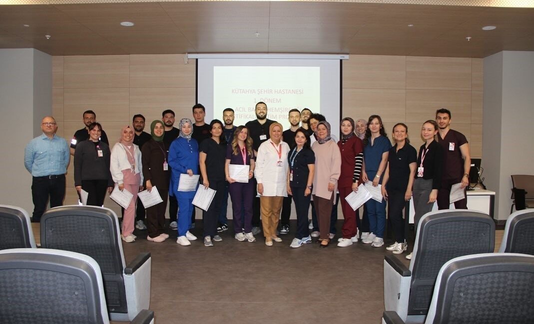 Kütahya Şehir Hastanesinde ilk defa düzenlenen “Acil Bakım Hemşireliği Sertifikalı