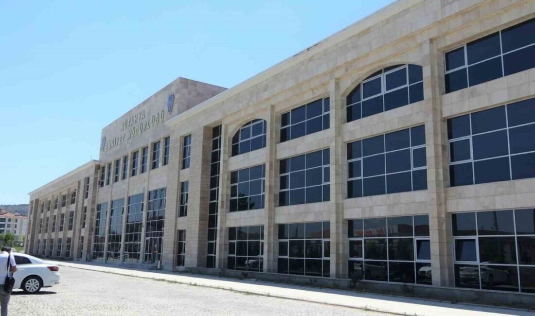 Kütahya’da aranan şahıslara yönelik düzenlenen operasyonlarda yakalanan 9 kişi tutuklandı.