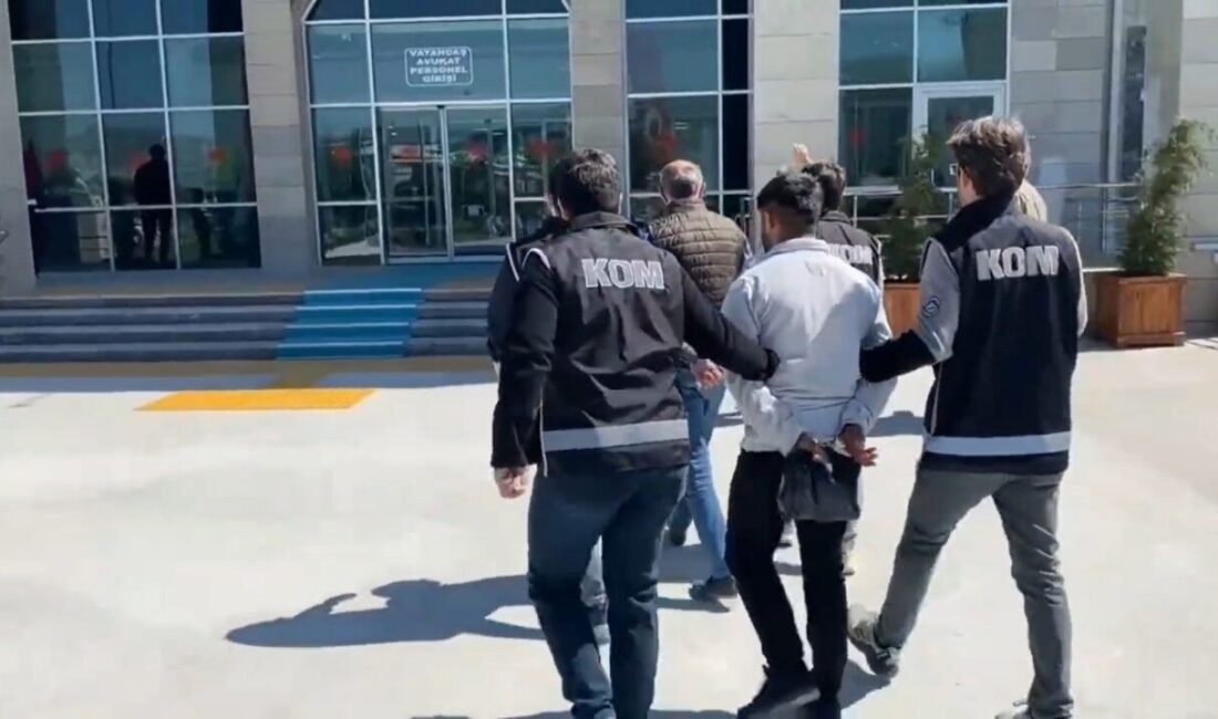 Kütahya’da kendilerini polis olarak tanıtarak bir vatandaşı dolandırmak isteyen şüpheliler,