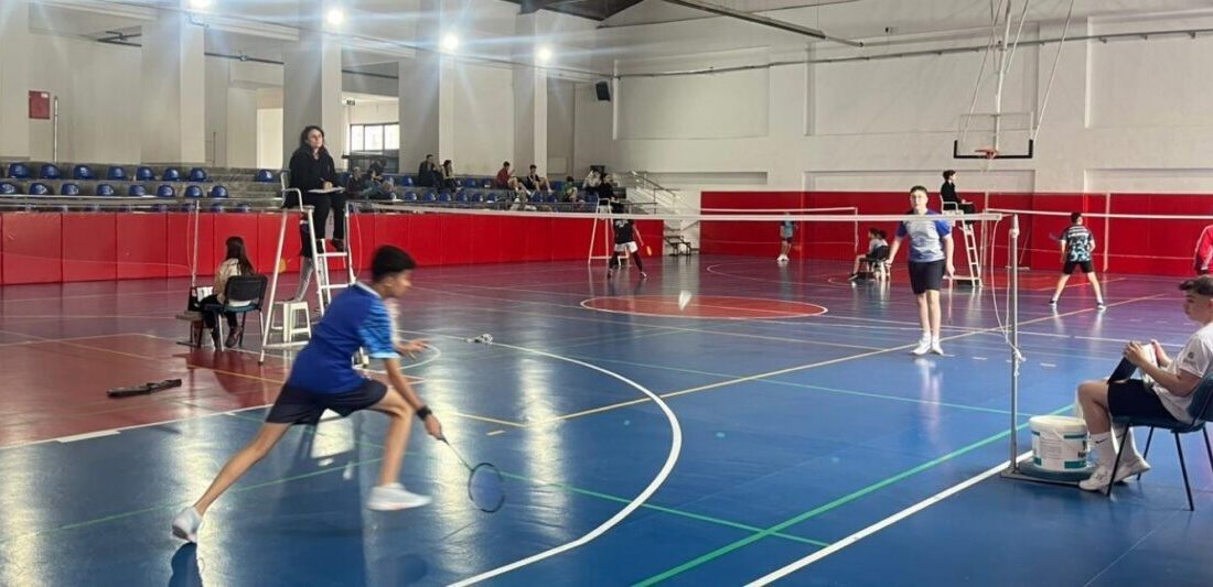 Kütahya’daki lise ve ortaokul öğrencileri, düzenlenen badminton turnuvasında ferdi ve