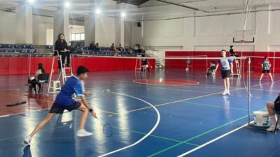 Kütahya’daki lise ve ortaokul öğrencileri, düzenlenen badminton turnuvasında ferdi ve