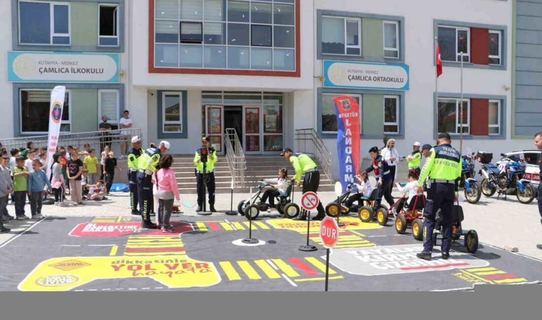 Kütahya’da ’Trafik Haftası’ etkinlikleri çerçevesinde jandarma ekipleri tarafından öğrencilere trafik