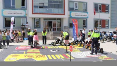 Kütahya’da ’Trafik Haftası’ etkinlikleri çerçevesinde jandarma ekipleri tarafından öğrencilere trafik