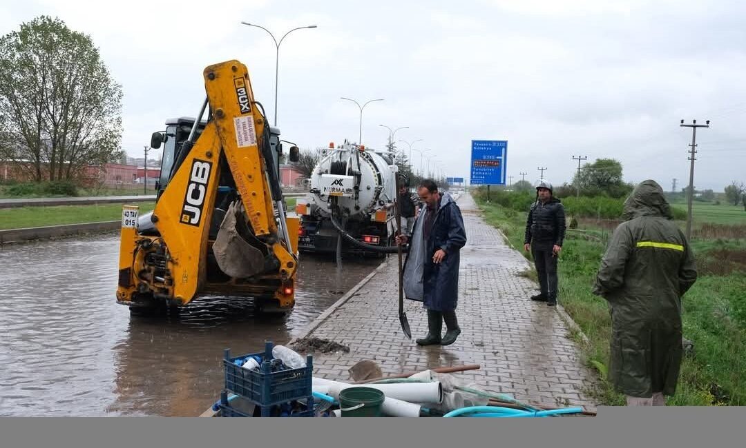 Kütahya’da aniden bastıran sağanak yağış nedeniyle cadde ve sokaklar göle