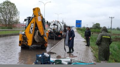 Kütahya’da aniden bastıran sağanak yağış nedeniyle cadde ve sokaklar göle