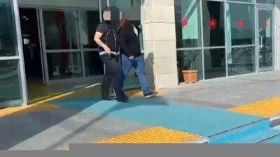 Kütahya’da polis ekiplerince uygulama noktasında uyuşturucuyla yakalanan şüpheli, çıkarıldığı mahkemece