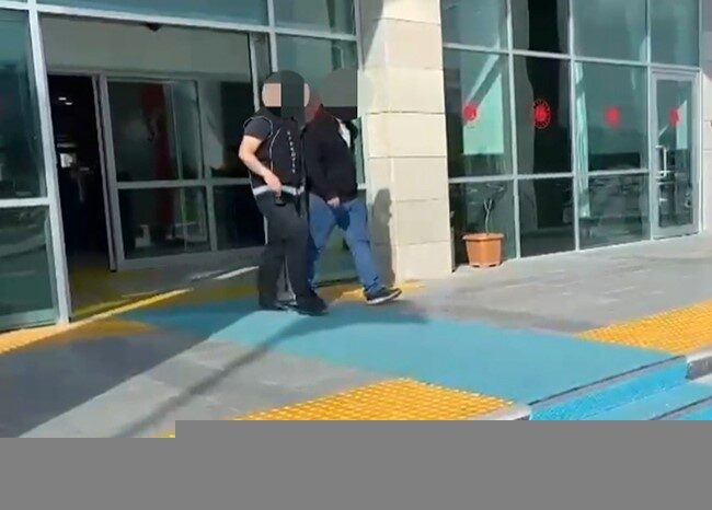 Kütahya’da polis ekiplerince uygulama noktasında uyuşturucuyla yakalanan şüpheli, çıkarıldığı mahkemece