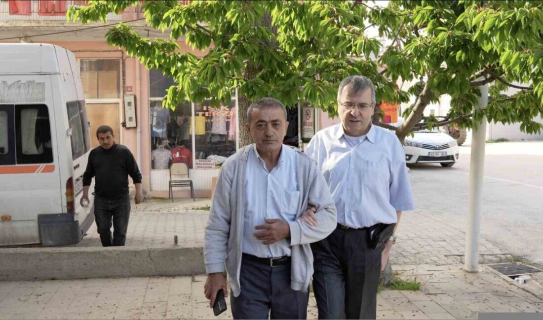 Kütahyalı televizyoncu ve gazeteci görme engelli Güngör Avcıoğlu, Dünya’da ilk