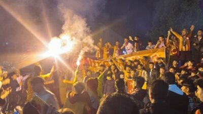 Kütahya’nın Tavşanlı ilçesinde Galatasaray’ın şampiyonluk kutlamaları renkli görüntülere sahne oldu.