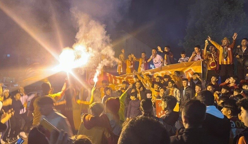 Kütahya’nın Tavşanlı ilçesinde Galatasaray’ın şampiyonluk kutlamaları renkli görüntülere sahne oldu.