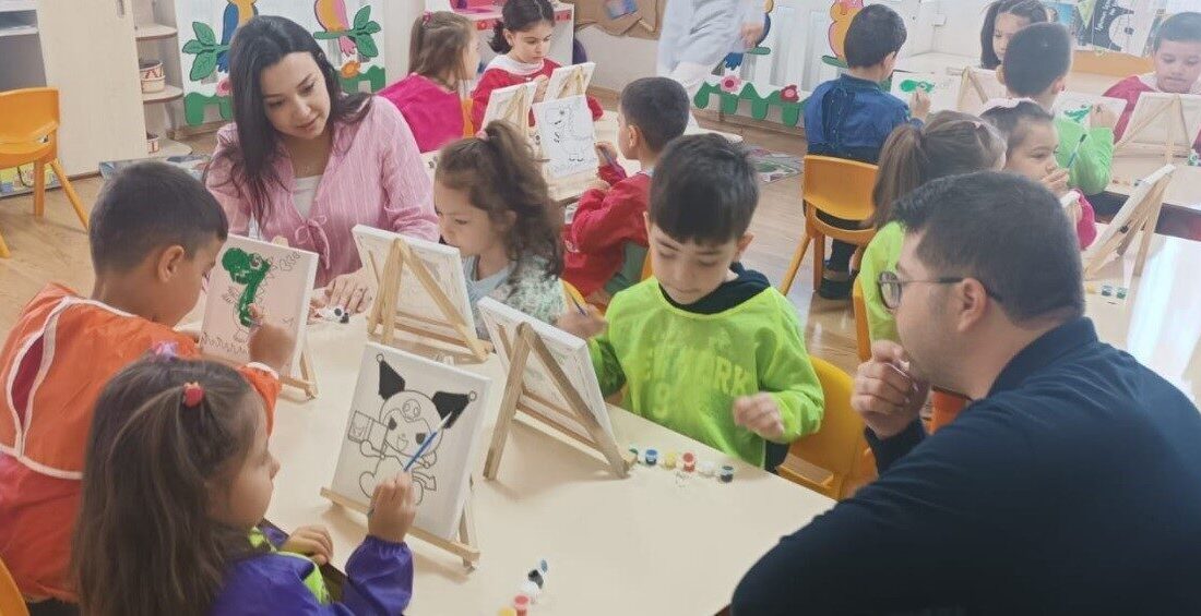 Kütahya’nın Tavşanlı ilçesindeki Hande Gül Anaokulu öğrencileri hayallerini tuvale yansıttı.