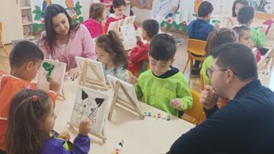 Kütahya’nın Tavşanlı ilçesindeki Hande Gül Anaokulu öğrencileri hayallerini tuvale yansıttı.