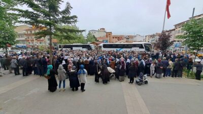 Kütahya’nın Simav ilçesinde 80 hacı adayı dualarla kutsal topraklara uğurlandı.