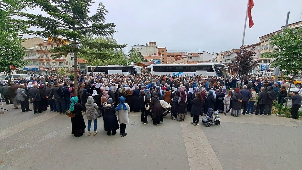 Kütahya’nın Simav ilçesinde 80 hacı adayı dualarla kutsal topraklara uğurlandı.