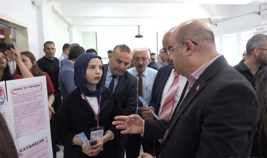 Kütahya’nın Tavşanlı Atatürk Anadolu Lisesi’nde düzenlenen Bilim Fuarı büyük bir