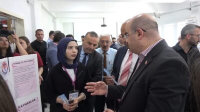 Kütahya’nın Tavşanlı Atatürk Anadolu Lisesi’nde düzenlenen Bilim Fuarı büyük bir
