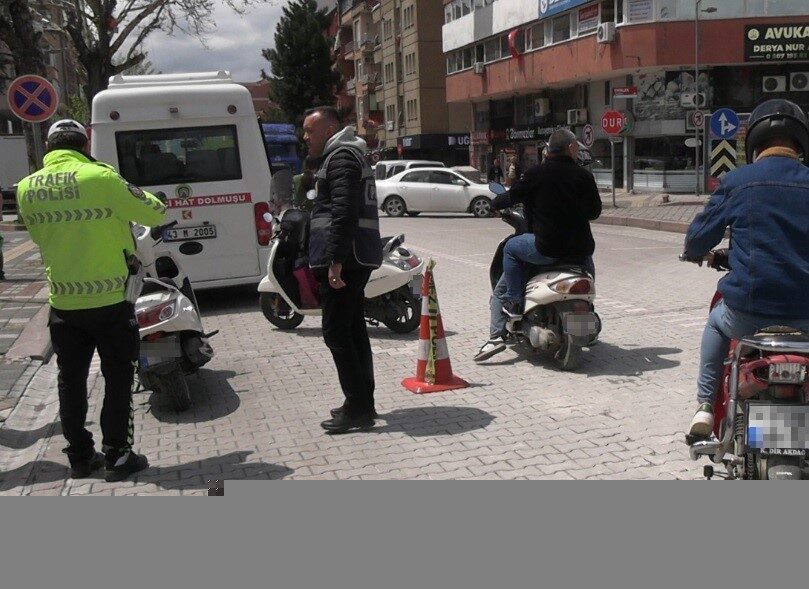 Kütahya’nın Tavşanlı ilçesinde İlçe Emniyet Müdürlüğü ekipleri, ilçenin en işlek