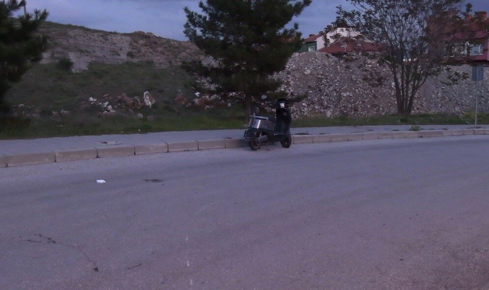 Kütahya’nın Tavşanlı ilçesinde elektrikli motosikletin devrilmesi sonucu sürücü yaralandı. Edinilen