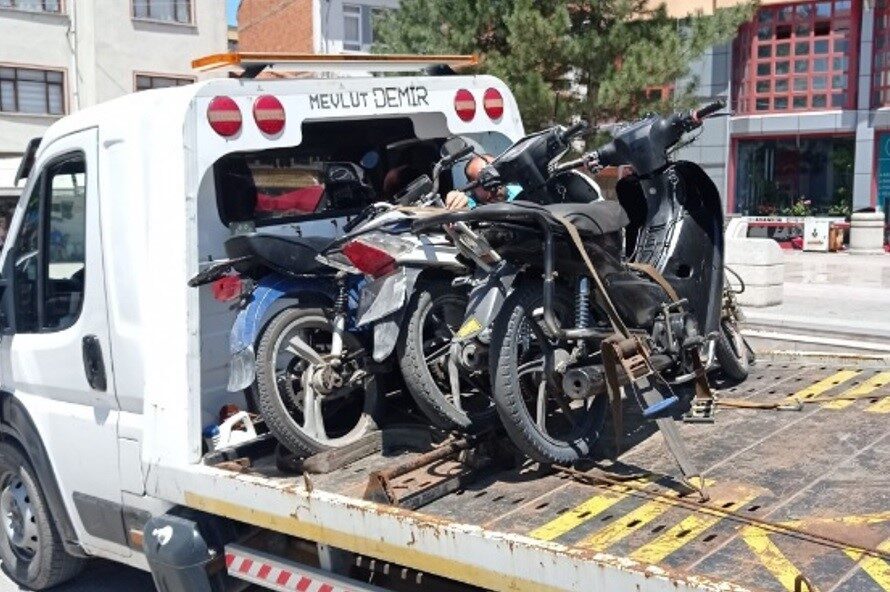 Kütahya’nın Tavşanlı ilçesinde, İlçe Emniyet Müdürlüğü ekipleri tarafından plakasız motosikletlere
