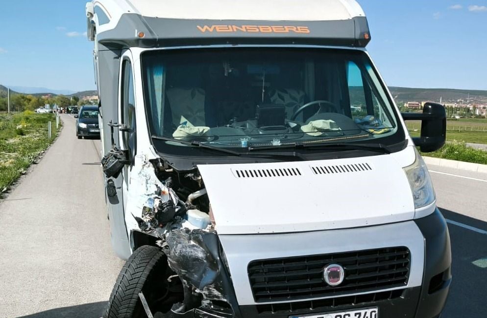 Kütahya’nın Tavşanlı ilçesinde karavan ile minibüs çarpışması sonucu meydana gelen