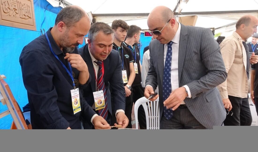 Kütahya’nın Tavşanlı İlçe Milli Eğitim Müdürlüğü’nün organizasyonuyla Cumhuriyet Meydanı’nda “Meslek