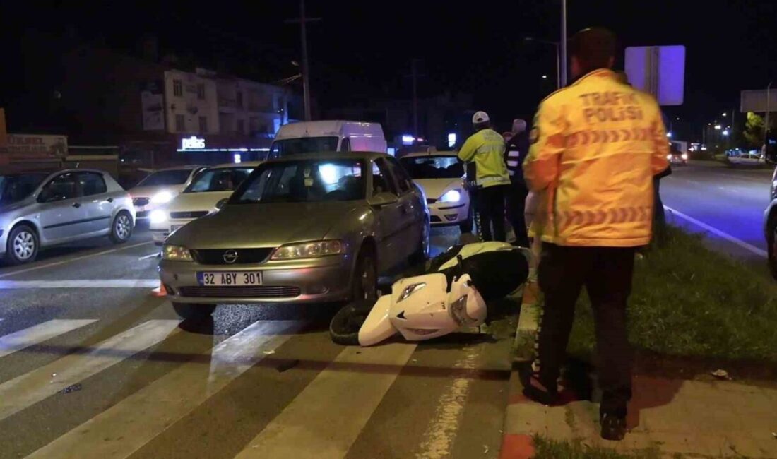 Kütahya’nın Tavşanlı ilçesinde motosikletin kırmızı ışıkta bekleyen 2 otomobile çarparak