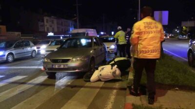 Kütahya’nın Tavşanlı ilçesinde motosikletin kırmızı ışıkta bekleyen 2 otomobile çarparak