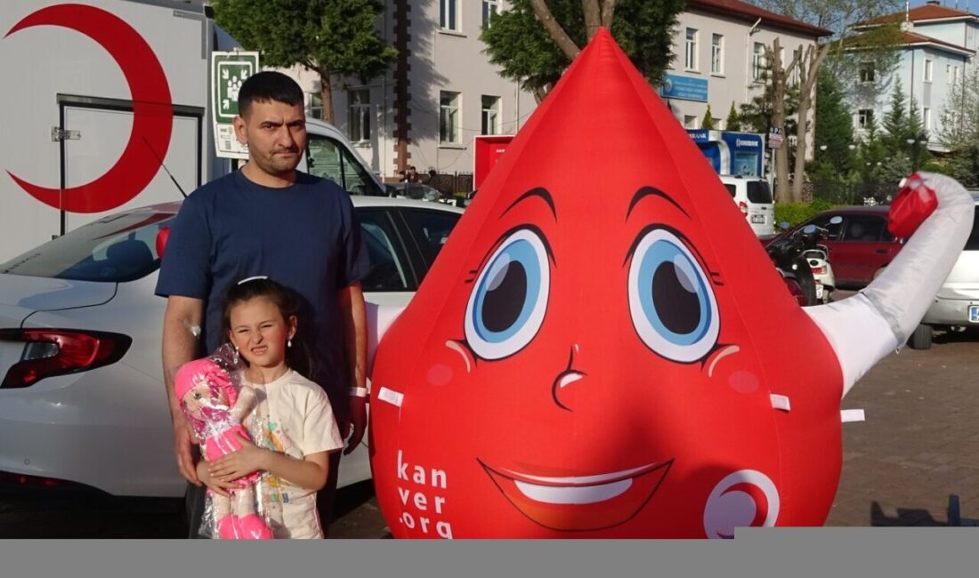 Kütahya’nın Tavşanlı ilçesinde Türk Kızılay tarafından düzenlenen oyuncak hediyeli kan