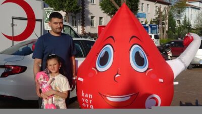Kütahya’nın Tavşanlı ilçesinde Türk Kızılay tarafından düzenlenen oyuncak hediyeli kan
