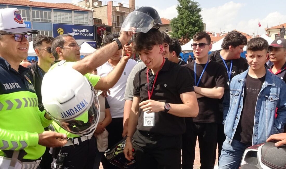 Kütahya’nın Tavşanlı ilçesinde Trafik Haftası kapsamında düzenlenen etkinliklerde, çocuklara ve