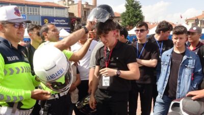 Kütahya’nın Tavşanlı ilçesinde Trafik Haftası kapsamında düzenlenen etkinliklerde, çocuklara ve