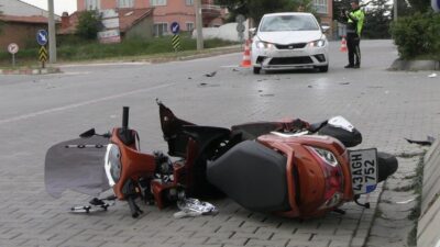 Kütahya’nın Tavşanlı ilçesinde otomobil ile motosikletin çarpışması sonucu meydana gelen