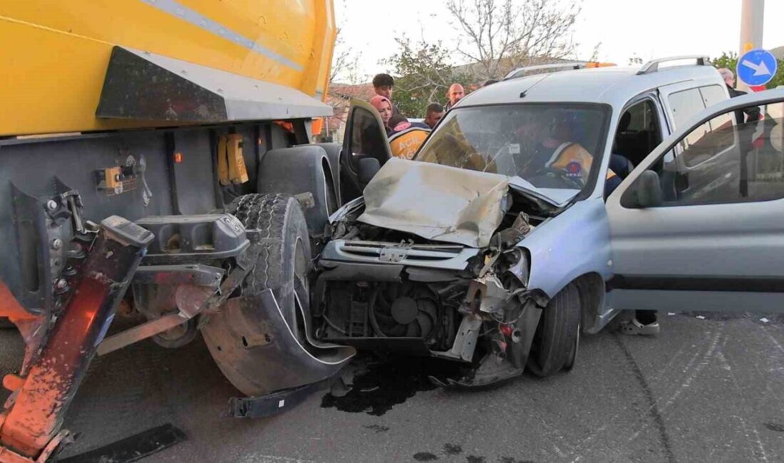 Kütahya’nın Tavşanlı ilçesinde hafif ticari aracın kamyon kasasına çarpması sonucu