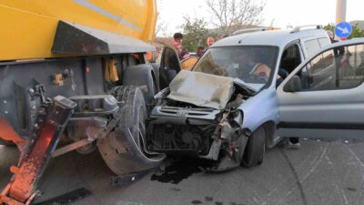 Kütahya’nın Tavşanlı ilçesinde hafif ticari aracın kamyon kasasına çarpması sonucu