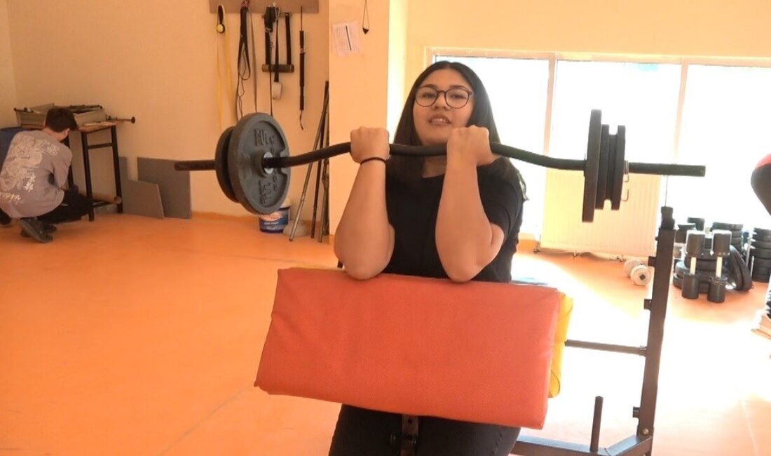 Samsun’da düzenlenen Okulsporları Bilek Güreşi Genç A Türkiye Şampiyonası’nda Kütahya’nın