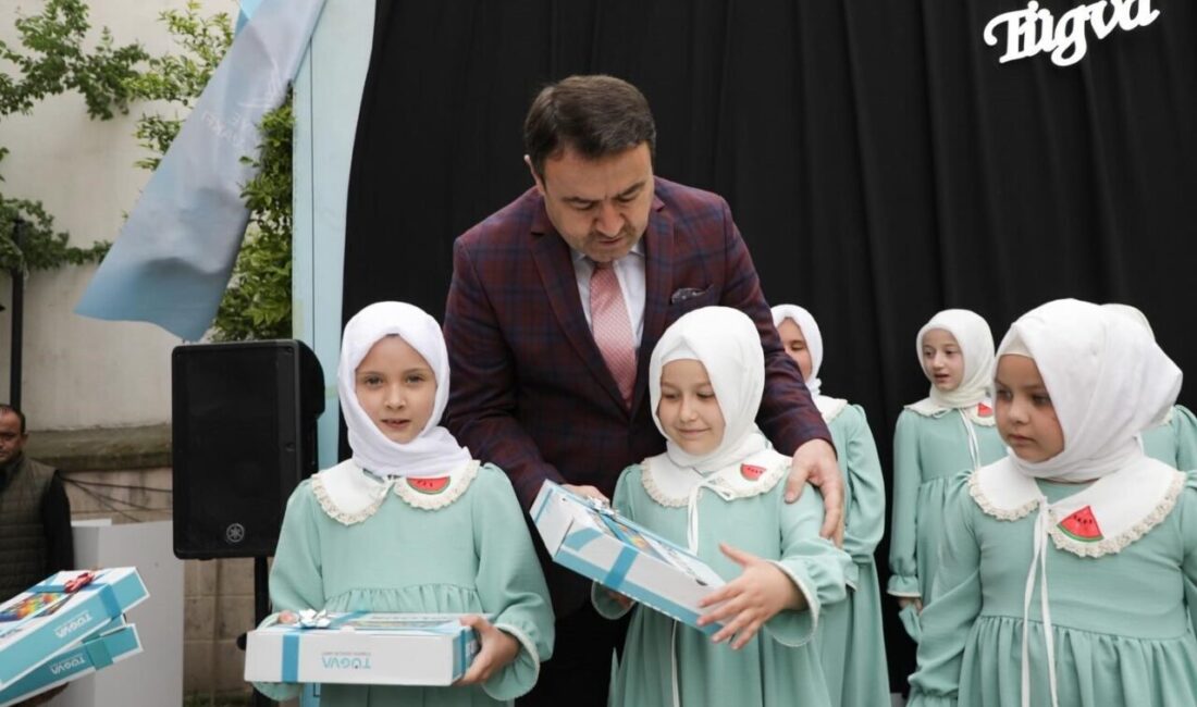 Kütahya Valisi Musa Işın ve protokol üyeleri, Türkiye Gençlik Vakfı